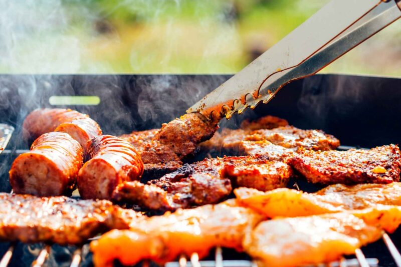 Churrasco com acessórios de boa qualidade fazem a diferença. Foto: Getty Images