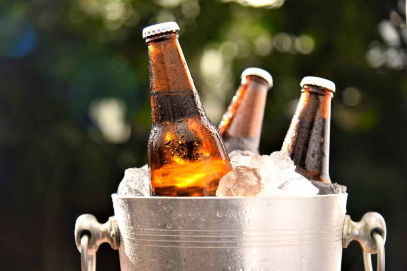 Não esqueça de gelar as bebidas para o churrasco. Foto: Getty Images