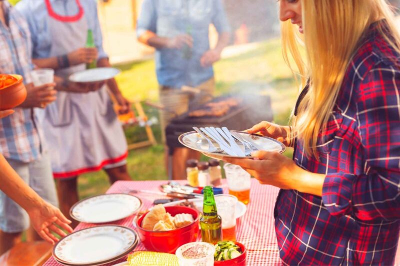 Organize a mesa do churrasco para deixar os convidados a vontade. Foto: Getty Images